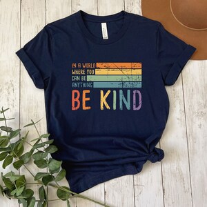 Camiseta "Sé amable", Camiseta "En un mundo donde puedes ser cualquier cosa, sé amable", Camiseta de amabilidad, Camiseta inspiradora, Camiseta retro "Sé amable", Camiseta "Sé genial" imagen 5