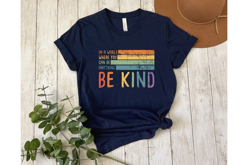 Camiseta "Sé amable", Camiseta "En un mundo donde puedes ser cualquier cosa, sé amable", Camiseta de amabilidad, Camiseta inspiradora, Camiseta retro "Sé amable", Camiseta "Sé genial" imagen 5