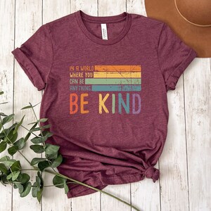 Camiseta "Sé amable", Camiseta "En un mundo donde puedes ser cualquier cosa, sé amable", Camiseta de amabilidad, Camiseta inspiradora, Camiseta retro "Sé amable", Camiseta "Sé genial" imagen 4