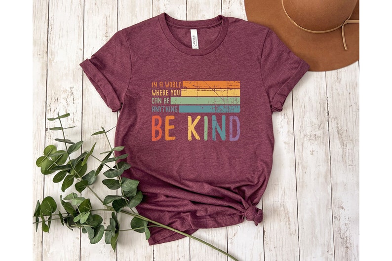 Camiseta "Sé amable", Camiseta "En un mundo donde puedes ser cualquier cosa, sé amable", Camiseta de amabilidad, Camiseta inspiradora, Camiseta retro "Sé amable", Camiseta "Sé genial" imagen 4