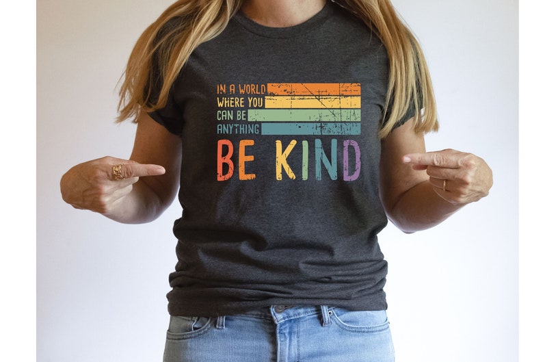 Camiseta "Sé amable", Camiseta "En un mundo donde puedes ser cualquier cosa, sé amable", Camiseta de amabilidad, Camiseta inspiradora, Camiseta retro "Sé amable", Camiseta "Sé genial" imagen 1