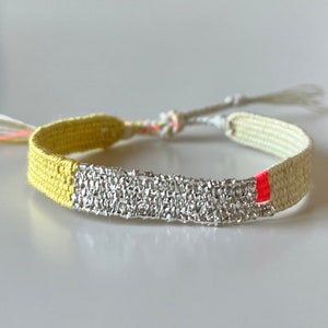 Vävt minimalistiskt armband med siden och linne i midividd