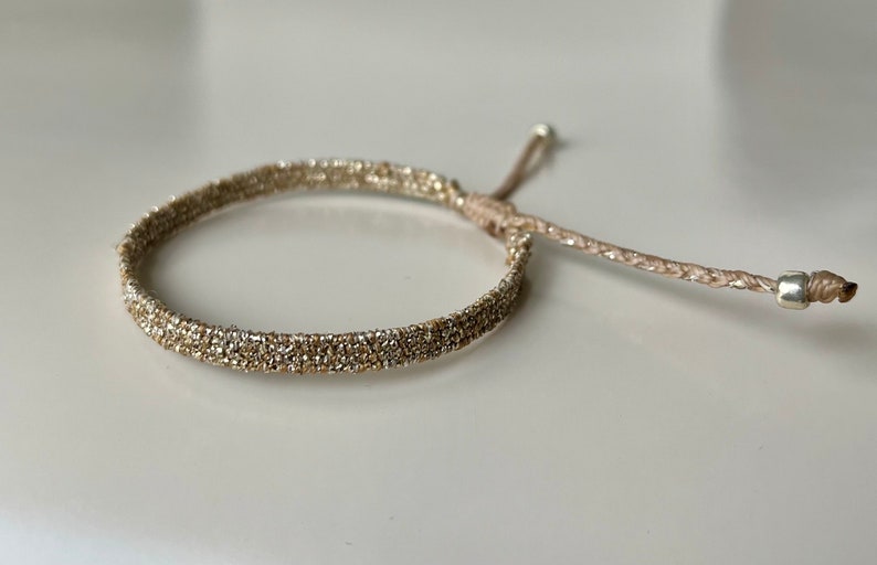 Pulsera de oro tejida muy estrecha. imagen 3