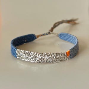 Vävt minimalistiskt armband med siden och linne i midividd