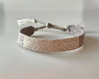 Pulsera minimalista tejida con seda y lino.