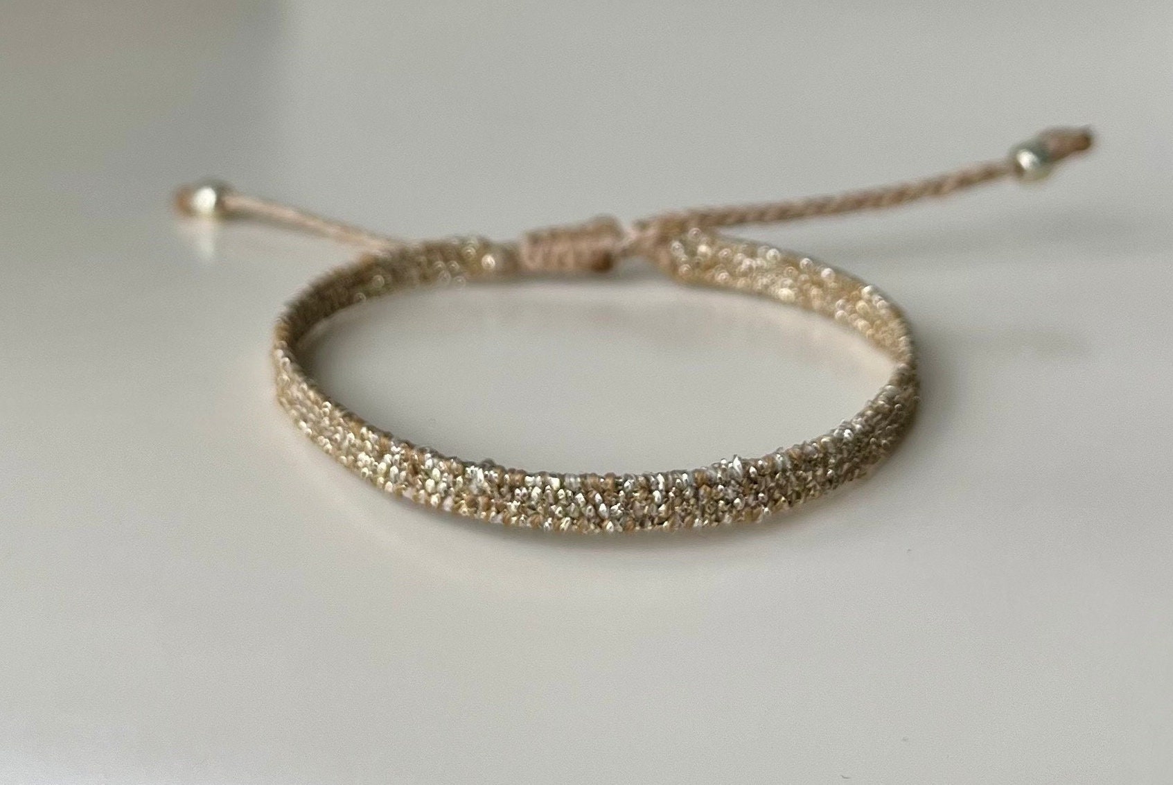 Sehr schmales gewebtes goldenes Armband
