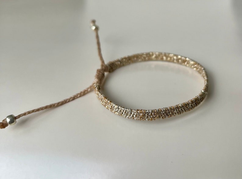 Pulsera de oro tejida muy estrecha. imagen 4