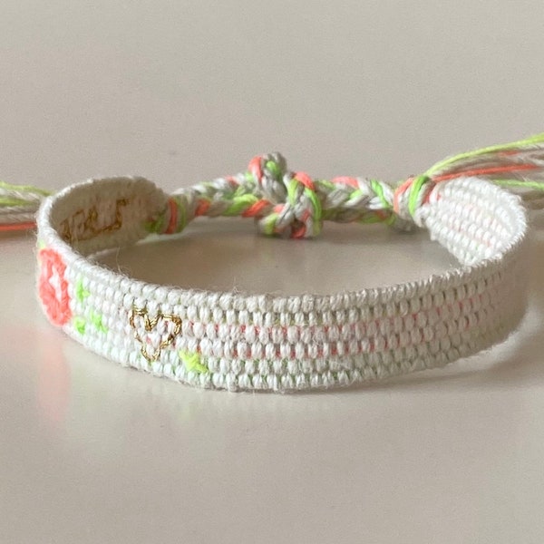 Woven bracelet with linen and embroidery