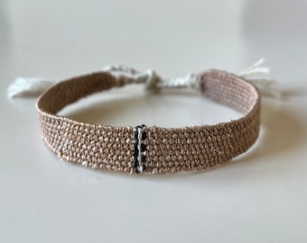 Pulsera tejida con seda y lino.