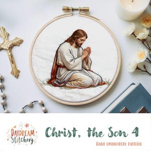 Könnte beinhalten: Handstickmuster mit einer detaillierten Darstellung von Jesus im Gebet, gestickt in einem hölzernen Stickrahmen. Das Bild zeigt Jesus kniend, die Hände zum Gebet gefaltet, in einem weißen Gewand mit roten Akzenten. Der Text "Christ, the Son 4" ist sichtbar.