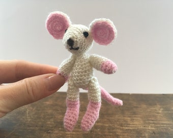 かぎ針編みのネズミのあみぐるみ：手作りのぬいぐるみ