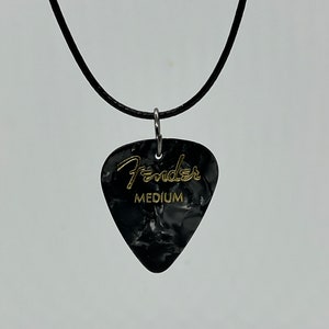 Collar con púa de guitarra