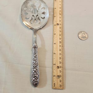 Vintage Sterling  kirk stieff repousse silver handled round  tomato server