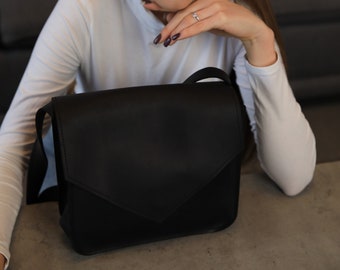 Klassische Umhängetasche aus Leder, quadratische Handtasche, quadratische Tasche, Slouch-Tasche, Slouch-Abendtasche, minimalistische kleine Tasche, Geschenkidee für Mutter