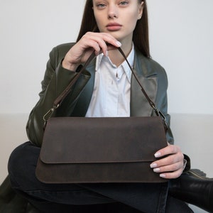 Stilvolle Echtleder-Umhängetasche, schicke kompakte Baguette-Handtasche, kleine Frauen-Alltagstasche, Geschenk für sie, Geburtstagsgeschenke
