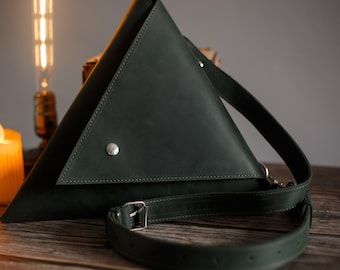 Leder-Frauen-Clutch. Dreiecktasche. Lässige Tasche. Geometrische Tasche. Leder Satteltasche, Stilvolle Frauentasche, einzigartige Tasche, schwarze Leder Geldbörse Frauen