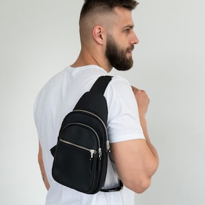 Sac à bandoulière en cuir noir pour homme, sac à bandoulière, sac de voyage léger, cadeau tendance pour lui, sac poitrine pour homme personnalisé