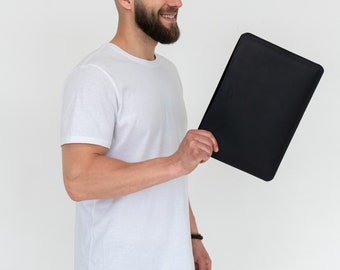 Handgefertigte schwarze Lederhülle für das Macbook Pro 16 Zoll, schützende Laptop-Hülle, benutzerdefinierte Laptop-Abdeckung, Leder Tech-Zubehör, Geschenk für ihn