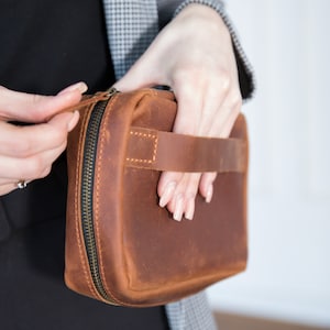 男性向けのパーソナライズされたテックバッグギフト、カスタムレザーケーブルオーガナイザー、男性用コード管理、ケーブルホルダー、父親への旅行用オーガナイザーギフト