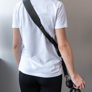 Personalisierter Kameragurt aus echtem Leder, Kameragurt für eine Kamera, Wichtelgeschenke, Geschenkidee Weihnachten