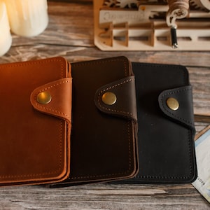 Individuelle Leder Passhülle, personalisierter Passhalter, Benutzerdefinierte Initialen, personalisierte Reisebrieftasche, Geschenk für Mama, Monogrammhülle