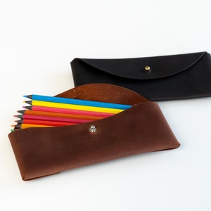 Gepersonaliseerde leren etui, aangepaste pennenhouder met monogram, handgemaakt briefpapierzakje, pennenhouder, cadeau make-upartiest, cadeau voor haar