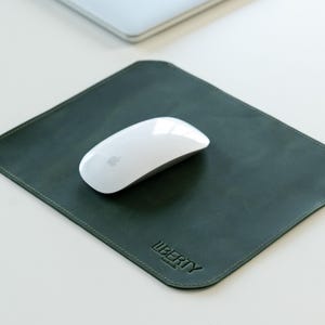 Personalisiertes Leder Mauspad mit individueller Gravur, kleine Schreibtischmatte, Computer Zubehör, Büro Dekor Geschenk, Arbeit von zu Hause aus, Boss Geschenkidee