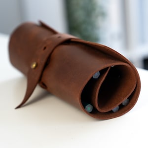 Astuccio portapennelli in pelle, astuccio portapennelli personalizzato, organizer per pittori personalizzato, regalo per artisti, regalo di San Valentino per lei