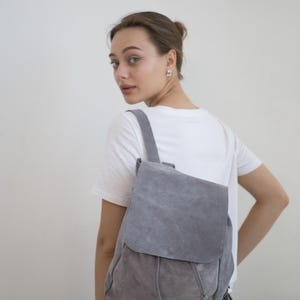 Mochila de ante para mujer, mochila para portátil hecha a mano en piel, mochila hipster de ante, mochila marrón para uso diario, mochila para ella light gray