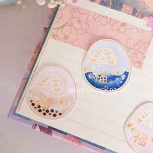 Daruma Sticker | Aufkleber Vinyl Wasserabweisend Bujo Journal Dekorativ Japan Folklore Kawaii Kirschblüten Boba Hokusai Sakura Bubble Tea