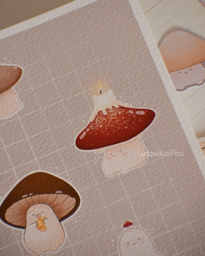 Puede incluir: Un conjunto de cuatro pegatinas con forma de hongo con caras lindas. Los hongos son de varios colores, incluyendo marr&oacute;n, rojo y blanco. Las pegatinas son perfectas para agregar un toque de fantas&iacute;a a tu agenda, computadora port&aacute;til o botella de agua.