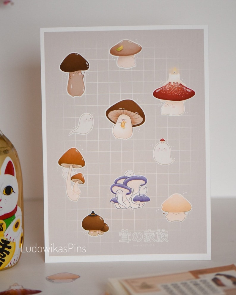 Puede incluir: Una impresi&oacute;n con una colecci&oacute;n de lindos hongos de dibujos animados con diferentes colores y dise&ntilde;os. La impresi&oacute;n tiene un fondo con patr&oacute;n de cuadr&iacute;cula y el texto "きのこの家族" en japon&eacute;s.