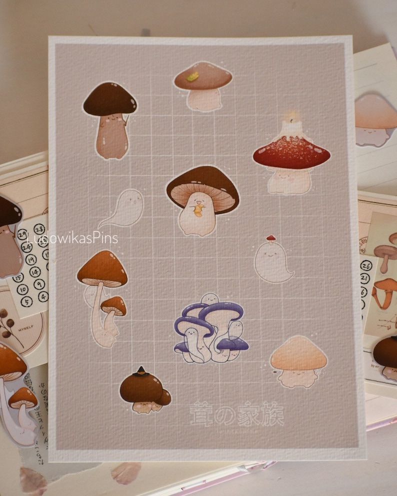 Puede incluir: Una ilustraci&oacute;n digital de una colecci&oacute;n de setas de diferentes colores y formas. Las setas est&aacute;n dibujadas en un estilo de dibujos animados y tienen caras lindas. El texto "茸の家族" est&aacute; escrito en japon&eacute;s en la parte inferior de la imagen.