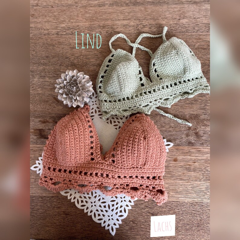 Peut inclure: Deux hauts en crochet faits &agrave; la main. L'un est de couleur rose poudr&eacute;, l'autre vert clair. Les deux hauts ont un bord festonn&eacute; et un design dos nu. Le mot "LIND" est &eacute;crit dans l'image.
