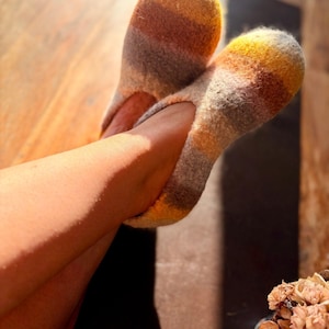 Filzschuhe „Herbstblumen“ mit Sohle - handgefertigtes Unikat von Anja - Mein Schusterhof