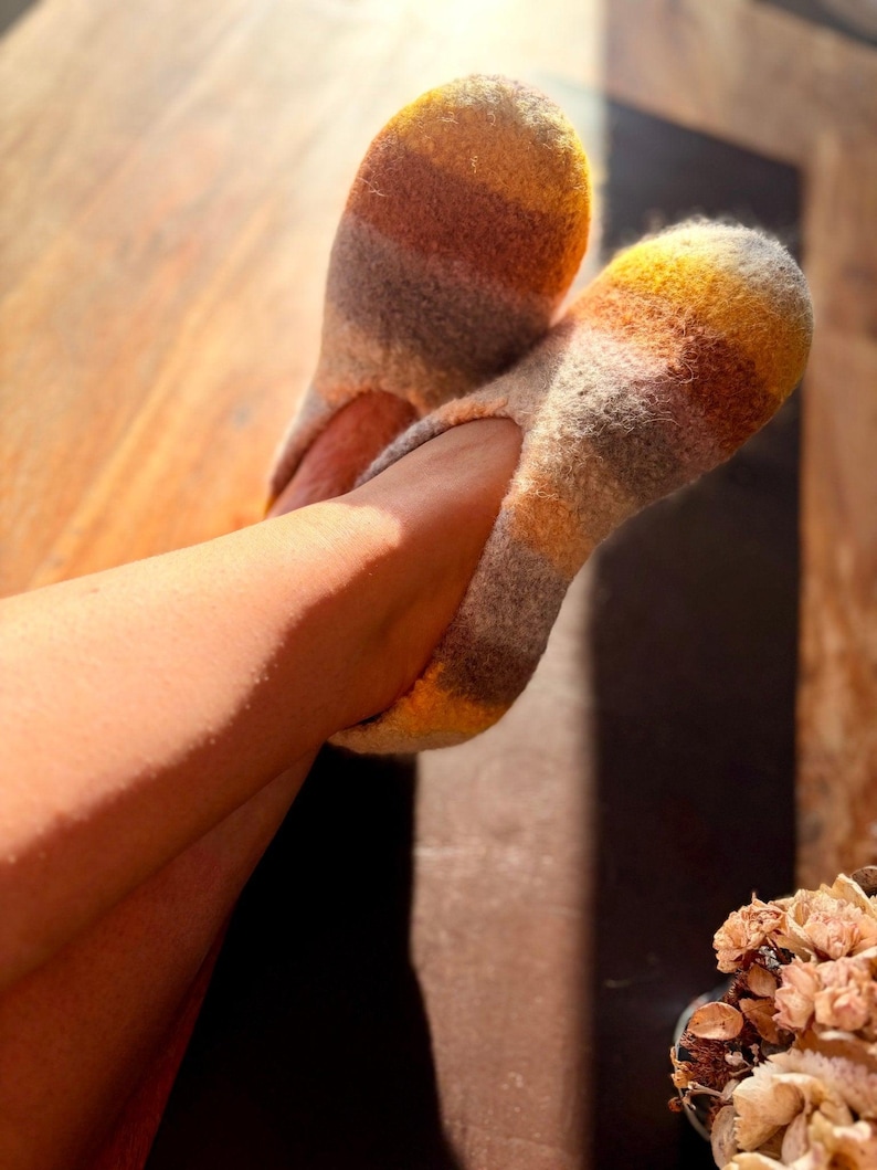 Filzschuhe „Herbstblumen“ mit Sohle - handgefertigtes Unikat von Anja - Mein Schusterhof