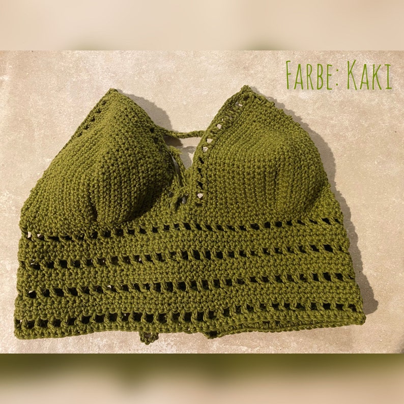 May include: A green crocheted halter top with a lace-up detail in the front. The text "FARBE: KAKI" is visible in the top right corner of the image.