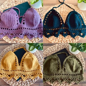 Peut inclure: Quatre hauts de bikini en crochet faits &agrave; la main de diff&eacute;rentes couleurs : violet, sarcelle, jaune moutarde et vert olive. Chaque haut pr&eacute;sente un bord festonn&eacute; et une attache de cou. Les hauts sont pr&eacute;sent&eacute;s sur un tapis tiss&eacute;.