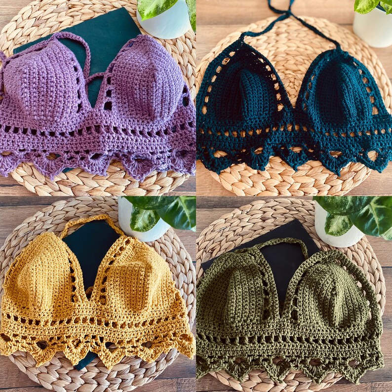 Peut inclure: Quatre hauts de bikini en crochet faits &agrave; la main de diff&eacute;rentes couleurs : violet, sarcelle, jaune moutarde et vert olive. Chaque haut pr&eacute;sente un bord festonn&eacute; et une attache de cou. Les hauts sont pr&eacute;sent&eacute;s sur un tapis tiss&eacute;.