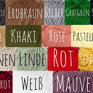 Peut inclure: Une palette de couleurs de fil, comprenant du noir, du marron, du gris, du vert et du rouge. L'image pr&eacute;sente une grille d'&eacute;chantillons de fil, chacun &eacute;tiquet&eacute; avec un nom de couleur en allemand. D'autres couleurs incluent camel, kaki, rose et jaune.