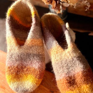 Filzschuhe „Herbstblumen“ mit Sohle - handgefertigtes Unikat von Anja - Mein Schusterhof
