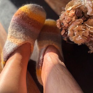 Filzschuhe „Herbstblumen“ mit Sohle - handgefertigtes Unikat von Anja - Mein Schusterhof