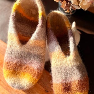 Filzschuhe „Herbstblumen“ mit Sohle - handgefertigtes Unikat von Anja - Mein Schusterhof