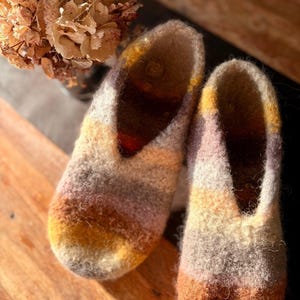 Filzschuhe „Herbstblumen“ mit Sohle - handgefertigtes Unikat von Anja - Mein Schusterhof