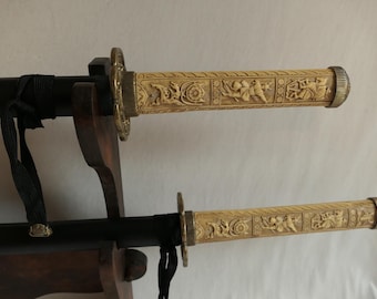 Prezioso set Ars Mundi 2 repliche a grandezza naturale di spade da samurai giapponesi Katana su supporto, decorazione da parete di pregio