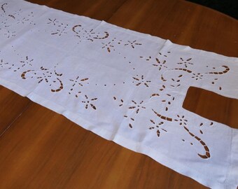 ゴージャスなアンティークフレンチリネンピラードレッサーカットワーク