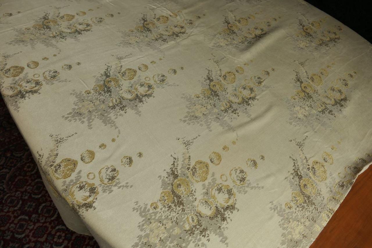 Énorme rideau antique en brocart de soie rose pâle à motif floral, 100 x 92 po. - France