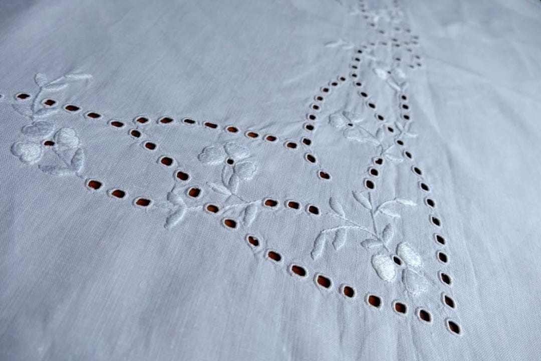 A104 希少なアンティークハンドメイドリネンテーブルクロス カット