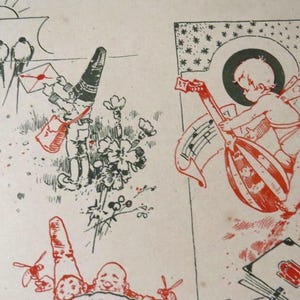 Könnte beinhalten: Eine Vintage-Illustration, die eine fantasievolle Szene mit einer kleinen Figur zeigt, die ein Paket trägt, eine Blume mit vier Blütenblättern und ein Cherub, das ein Musikinstrument spielt. Die Illustration ist in Rot, Schwarz und Weiß.