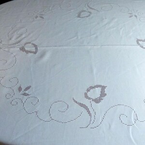 A71 Fantastisk handgjord vintageduk i fint linne med broderi och teckningar av initialer MB 67" rund